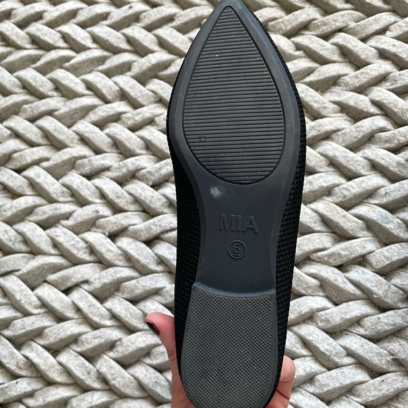 Black pointy toe shoe - Picture 2 of 3